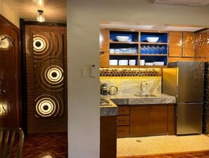 Fridge, microwave, oven, stovetop - Poblacion Makati Zenlicious Boho Dreamscape Netflx (Makati)