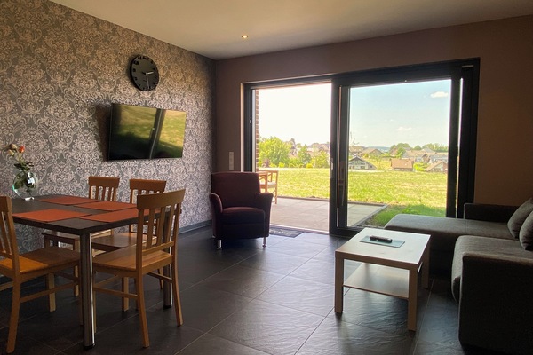 Wohn- und Essbereich mit Blick in die Ferne.