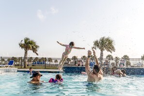 Pool - Casa del Sol - Beach House with Resort Amenities - Casa Del Sol Beach House with Resort Amenities (Galveston)