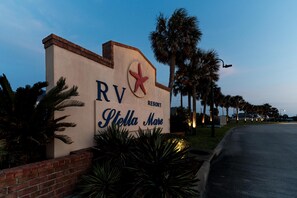 Property grounds - Casa del Sol - Beach House with Resort Amenities - Casa Del Sol Beach House with Resort Amenities (Galveston)