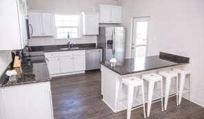 Microwave, cookware/dishes/utensils - Casa Azul - Beach House with Resort Amenities - Casa Azul Beach House with Resort Amenities (Galveston)