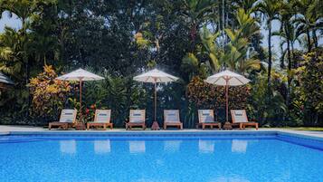 Außenpool, Sonnenschirme, Liegestühle