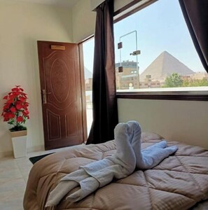 3 bedrooms, WiFi, bed sheets - Nefertiti pyramids View (Cairo)