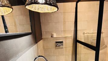 Deluxe Double Room | Bathroom | Separate tub and shower, free toiletries, towels, soap