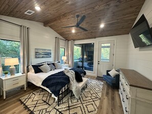 2 bedrooms, iron/ironing board, free WiFi, bed sheets - Modern Cabin, 2 Spa Suites & Hot Tub on Large Deck (Broken Bow)