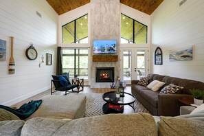 Smart TV, fireplace