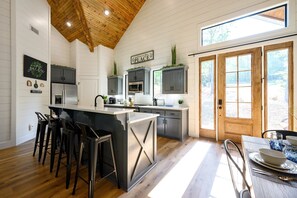 Kühlschrank, Mikrowelle, Herdplatte, Geschirrspüler