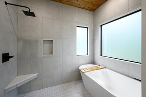 Badewanne, Haartrockner, Handtücher
