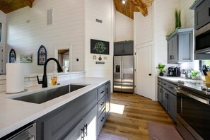 Kühlschrank, Mikrowelle, Herdplatte, Geschirrspüler