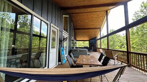 Outdoor dining - Modern Cabin, 2 Spa Suites & Hot Tub on Large Deck (Broken Bow)