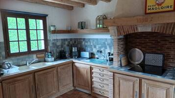 Een koelkast, een microgolfoven, een oven, een kookplaat