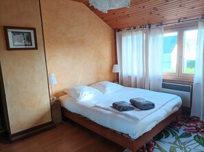 3 habitaciones, tabla de planchar con plancha y cuna de viaje 