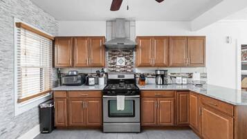 Coffee/tea maker, fridge, microwave, oven