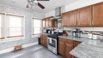 Coffee/tea maker, fridge, microwave, oven