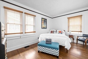 2 Schlafzimmer, Schreibtisch, Bügeleisen/Bügelbrett, Reisekinderbett