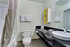 Combined shower/tub, towels - Studio 6 Belmont, CA – San Francisco - Redwood (Belmont)