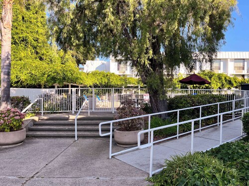 Studio 6 Belmont, CA – San Francisco - Redwood