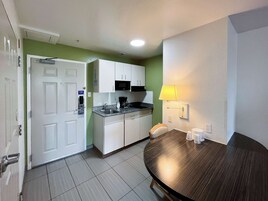 Refrigerador con freezer, microondas, placa de cocina