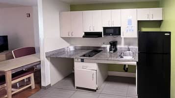 Kjøleskap, mikrobølgeovn, kokeplater og kjøkkenutstyr