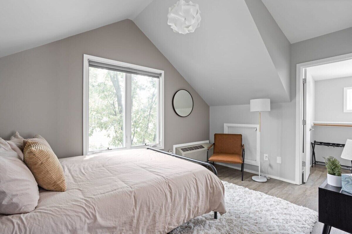 1 habitación, escritorio, tabla de planchar con plancha y cuna de viaje 