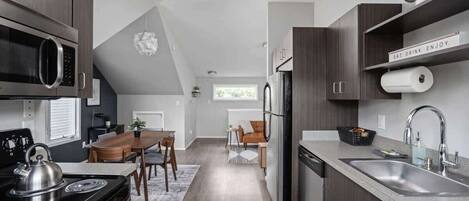 Kühlschrank, Mikrowelle, Ofen, Herdplatte