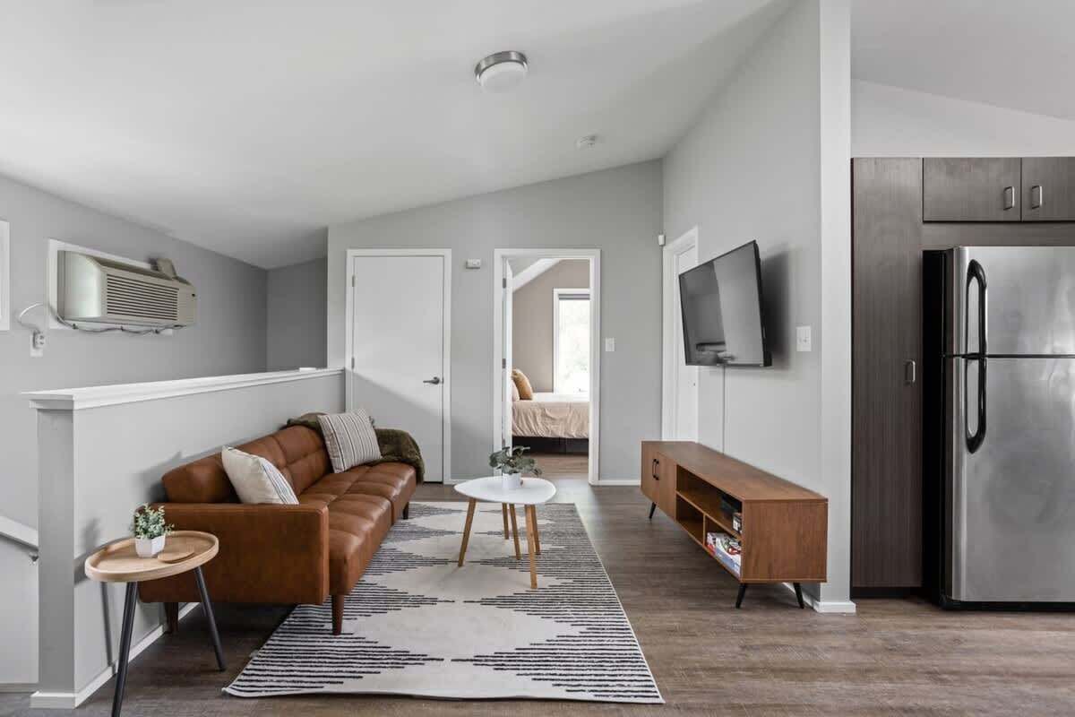 Televisio, kirjoja, työhuone