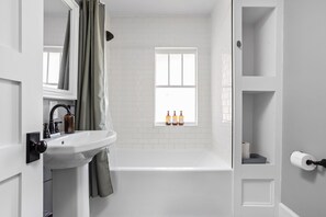 Badewanne, Haartrockner, Handtücher, Shampoo