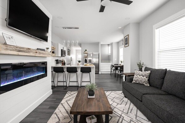 تلفزيون، مدفأة، مكتب