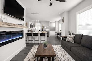 TV, caminetto, studio