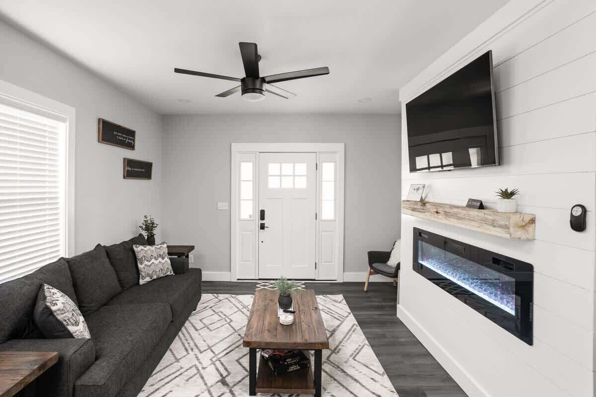 Télévision, cheminée, espaces bureaux