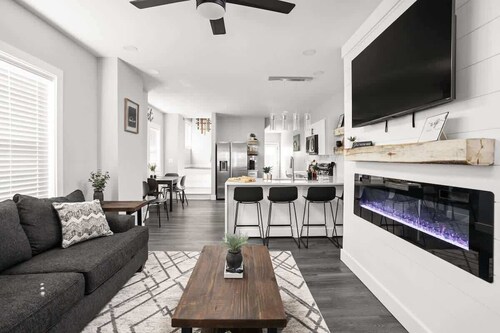 Heart of Indy | Sleeps 6 | Modern Home