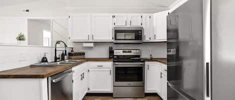 Geladeira, micro-ondas, fogão, cooktop