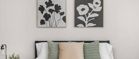 3 chambres, bureau, fer et planche à repasser, lit de bébé portatif