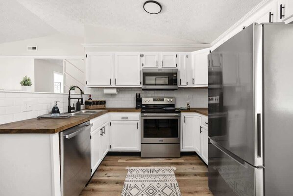 Kühlschrank, Mikrowelle, Ofen, Herdplatte