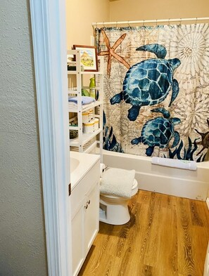 Hair dryer, towels, soap, shampoo - Nesika Beach Bluff Cottage  (Gold Beach)