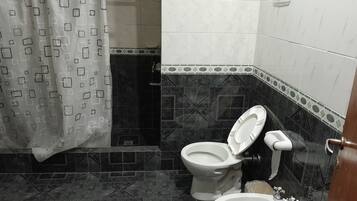 Standardværelse - 1 queensize-seng | Badeværelse | Bruser, håndklæder