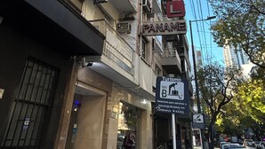 A hotel named "Paname" with balconies and a sign indicating a parking area. - Hotel Paname (Buenos Aires)