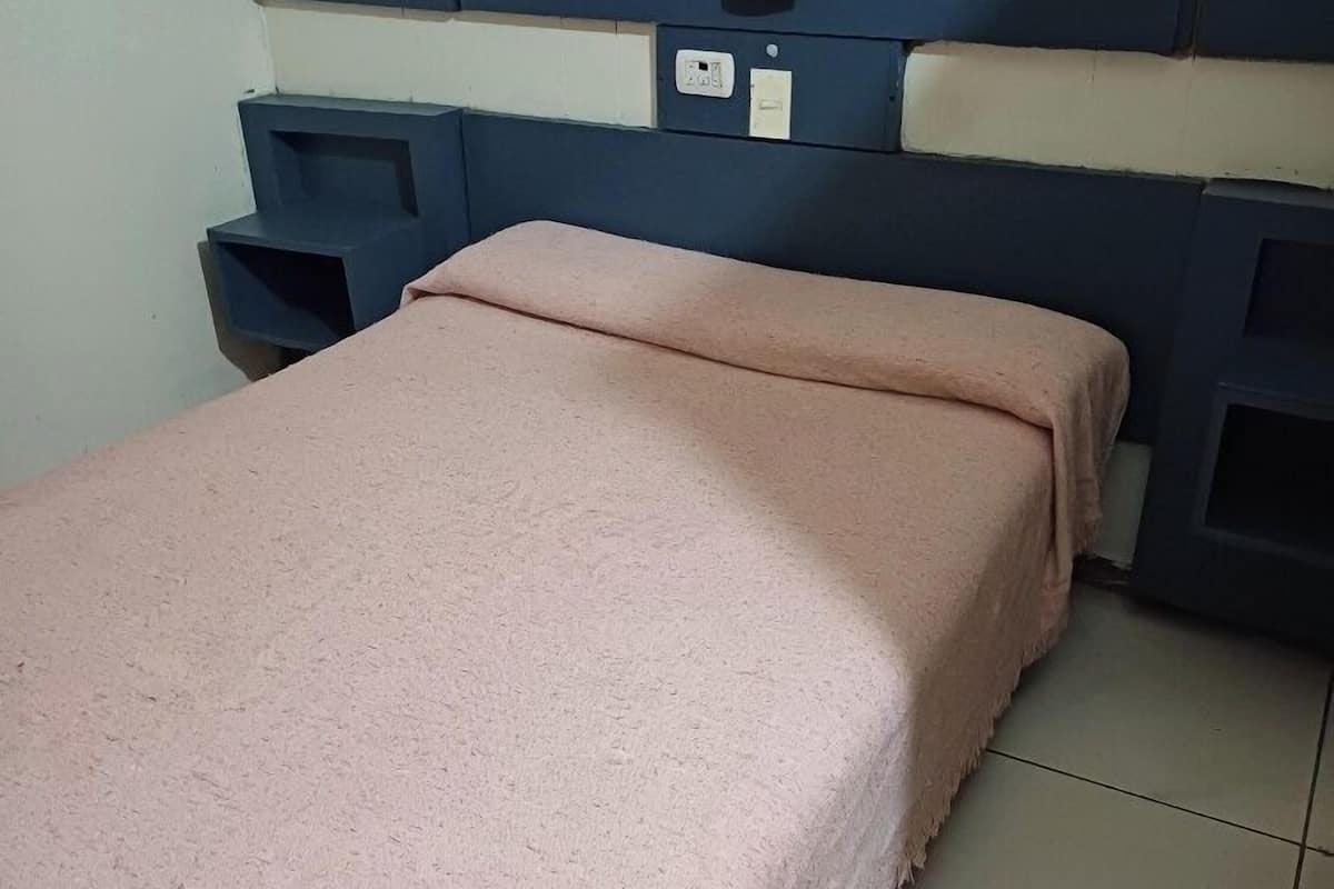 standard room, 1 queen bed | 1 bedroom, bed sheets