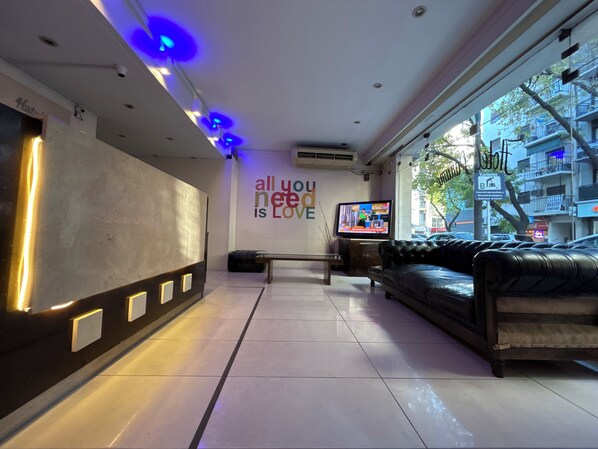 Télévision LCD de 21 pouces avec chaînes par câble