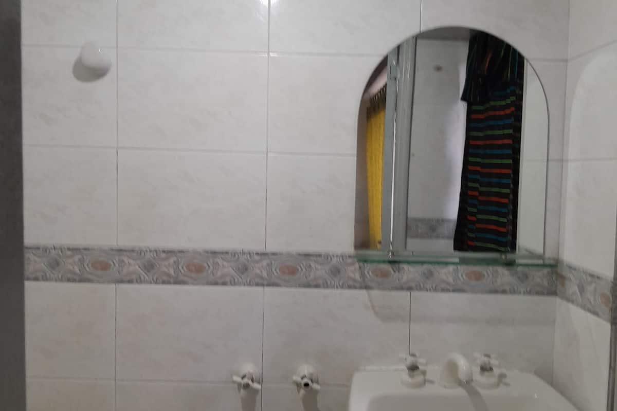 standard room, 1 queen bed | bathroom | shower, towels