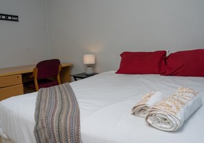 3 chambres, fer et planche à repasser, Wi-Fi gratuit, draps fournis