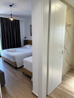 Escritorio, sistema de insonorización, wifi gratis y ropa de cama 