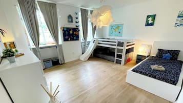 2 bedrooms, iron/ironing board, free WiFi, bed sheets