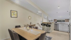 Una cocina moderna con zona de comedor.