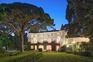 Exterior - MAGNIFICENT HILLTOP CHATEAU WITH SEA VIEWS, 10 minutes from Cannes Croisette (Le Cannet)