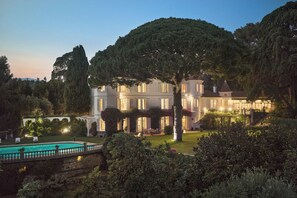 Exterior - MAGNIFICENT HILLTOP CHATEAU WITH SEA VIEWS, 10 minutes from Cannes Croisette (Le Cannet)