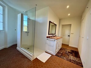 Shower, hair dryer, towels, soap - MAGNIFICENT HILLTOP CHATEAU WITH SEA VIEWS, 10 minutes from Cannes Croisette (Le Cannet)