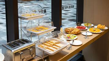 بوفيه فطور يوميًا بتكلفة قدرها (38 CNY للشخص)