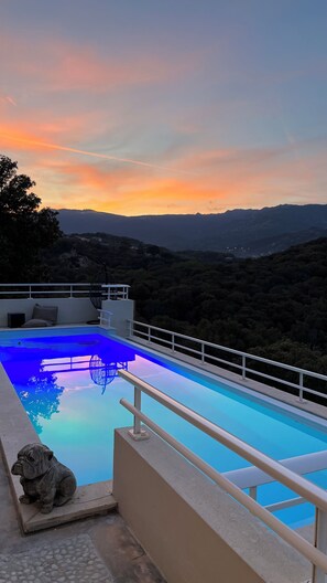 Een verwarmd zwembad