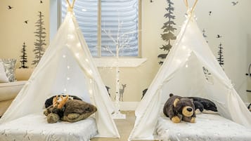5 bedrooms, desk, free WiFi, bed sheets